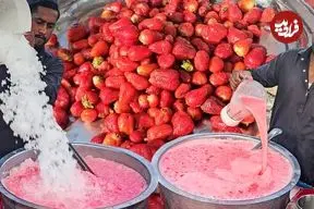 ببینید| غذای خیابانی در پاکستان؛ تهیه میلک شیک توت فرنگی در کراچی