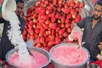 ببینید| غذای خیابانی در پاکستان؛ تهیه میلک شیک توت فرنگی در کراچی