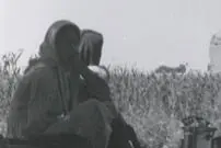 عکس| سفر زمان؛ زنان ورامینی در کنار مزرعه و مسجد تاریخی؛ بیش از 100 سال قبل
