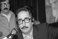 عکس؛ سفر به تاریخ؛ «بنی صدر» در صف اول نماز جمعه تهران؛ سال 1359