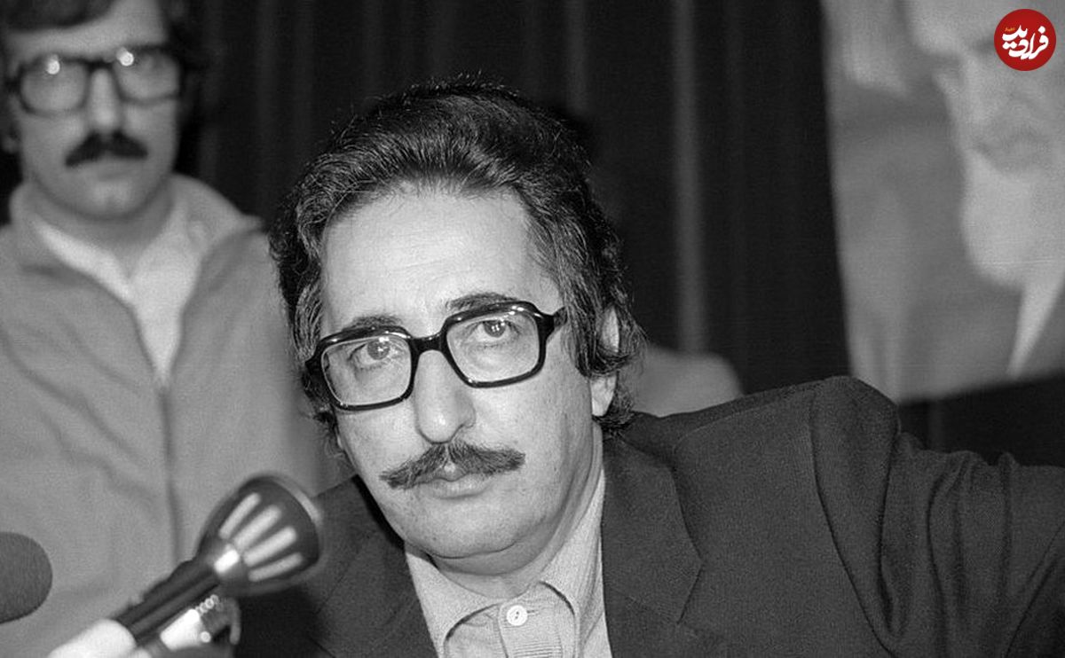 عکس؛ سفر به تاریخ؛ «بنی صدر» در صف اول نماز جمعه تهران؛ سال 1359