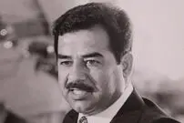 عکس| سفر زمان؛ «صدام حسین» بعد از پیاده شدن از هواپیما در تهران در کنار «هویدا»