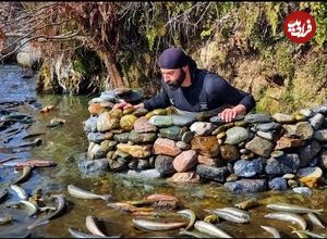 (ویدئو) روش جالب ماهیگیری با دست خالی از رودخانه توسط ماهیگیر ترکیه ای