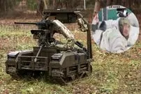 ببینید| سربازان روسیه با کنار گذاشتن سلاح‌های خود تسلیم ربات زمینی اوکراینی شدند 