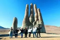 (تصاویر) بیرون زدن دست‌های انسان تنها در بیابان
