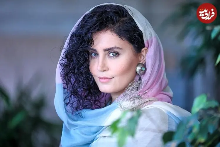 عکس| سفر در زمان؛ «الناز شاکردوست» در سفر اروپا و در یک خودروی کوچک؛ سال 98