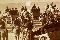 عکس| سفر زمان؛ «توپخانۀ اصفهان» در زمان قاجار در حال تمرین در میدان مشق تهران
