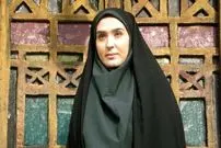 عکس| سفر زمان؛ «زهره فکور صبور» در حال مرور دیالوگ در پشت‌صحنه «پنچری»؛ سال 96