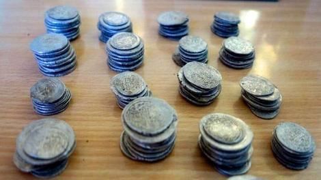کشف ۱۴۰ سکه عتیقه در چمدان یک مسافر قطار