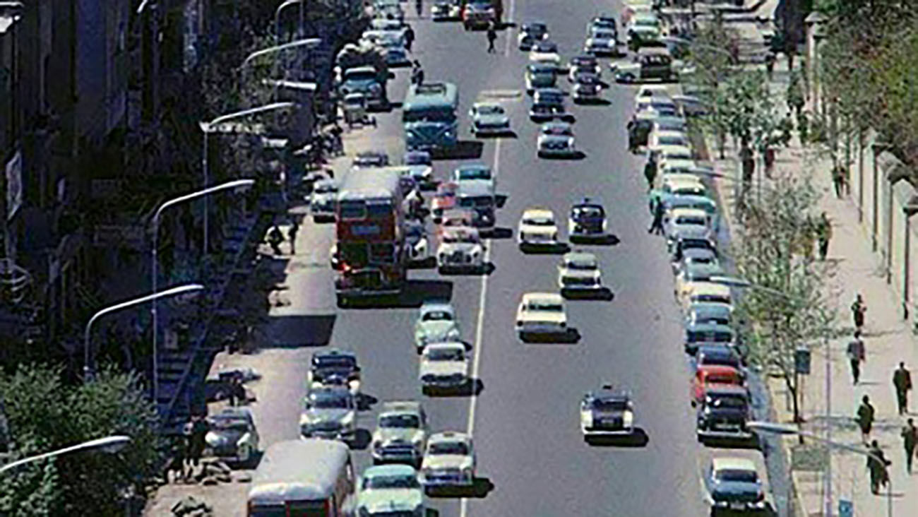 سفر به تهران قدیم؛ تصویری جالب از خیابان نادری تهران، ۷۷ سال قبل
