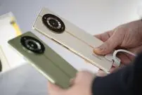 ( عکس) این موبایل برای «عاشقان ماه» است!