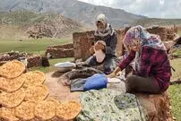 ببینید؛ غذای روستایی در ایران؛ پخت نان محلی در تنور سنتی گِلی