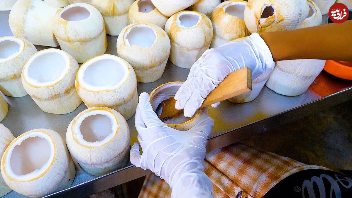 ببینید؛ غذای خیابانی در تایلند؛ برش ماهرانه نارگیل و تهیه بستنی در بانکوک