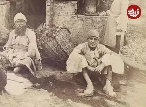 عکس| سفر زمان؛ تصویر دیدنی از یک محفل مردانه در بازار شهر کرمان در دوران قاجار