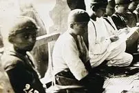 عکس| سفر به ایران قدیم؛ صحنۀ فلک کردن یک دانش‌آموز در مکتب‌خانه در دوران قاجار