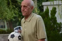 (ویدئو) حیرت خارجی‌ها از مهارت یک پیرمرد ایرانی در زدن روپایی!