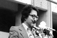 عکس؛ سفر در زمان؛ «بنی صدر در حال پینگ پنگ بازی کردن در فرانسه»؛ سال 60
