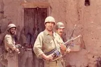 (عکس) «ناصر ملک مطیعی» در پشت صحنه فیلم «تپه 303»؛ سال 1356