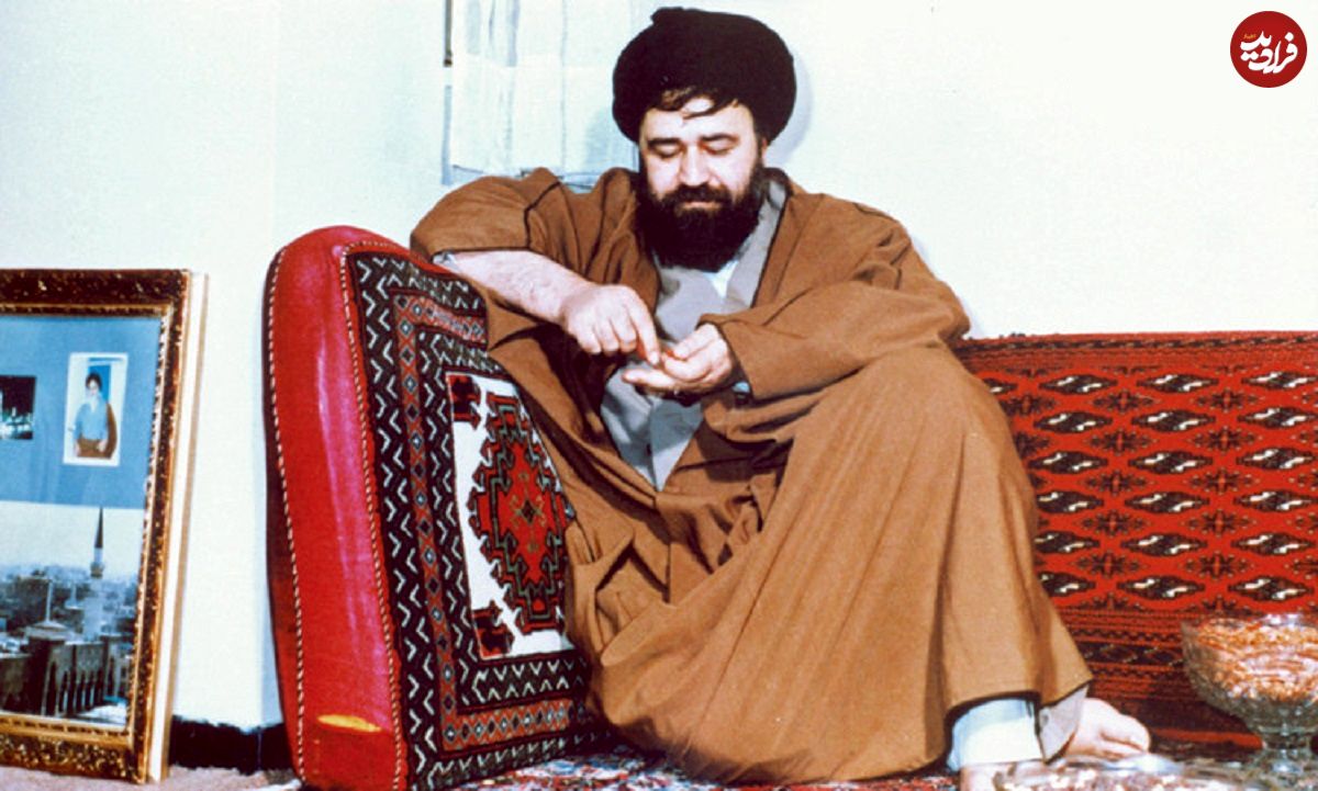 عکس؛ سفر در زمان؛ «سیداحمدخمینی در کنار رودخانه کوفه در عراق»؛ سال 1356