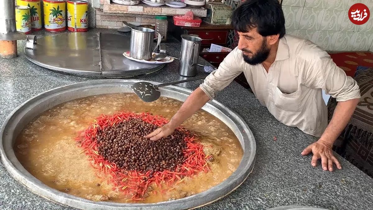 (ویدئو) غذای خیابانی در پیشاور؛ کابلی پلو به سبک بابا ولی افغان