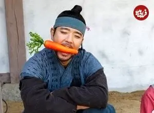 عکس| سفر زمان؛ عکس یادگاری «چانسو» با دو هوادار در پشت‌صحنه سریال «دونگ‌یی»