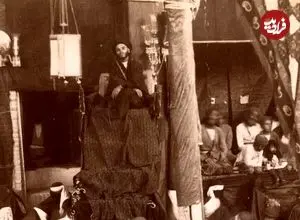 عکس| سفر به ایران قدیم؛ تصویری از یک «مجلس روضه» در تهران زمان ناصرالدین شاه