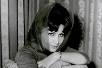 عکس| سفر زمان؛ «ایرن» در 36 سالگی و با لباس سنتی و یک کوزه بر دوش؛ سال 1342