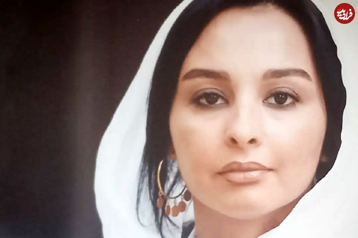 عکس؛ سفر در زمان؛ «ماهایا پطروسیان» در 14 سالگی در کنار پدر و مادرش؛ سال 62