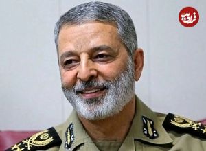 عکس؛ سفر در زمان؛ «سرلشکر موسوی» در کنار قاب عکس های جوانی سردار سلامی