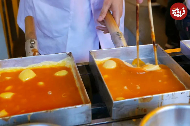 (ویدئو) غذای خیابانی در ژاپن؛ پخت جالب و تماشایی املت تاماگویاکی