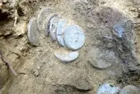 کشف گنجینۀ سکه‌هایی که در دوران روم باستان در جنگل دفن شده بودند