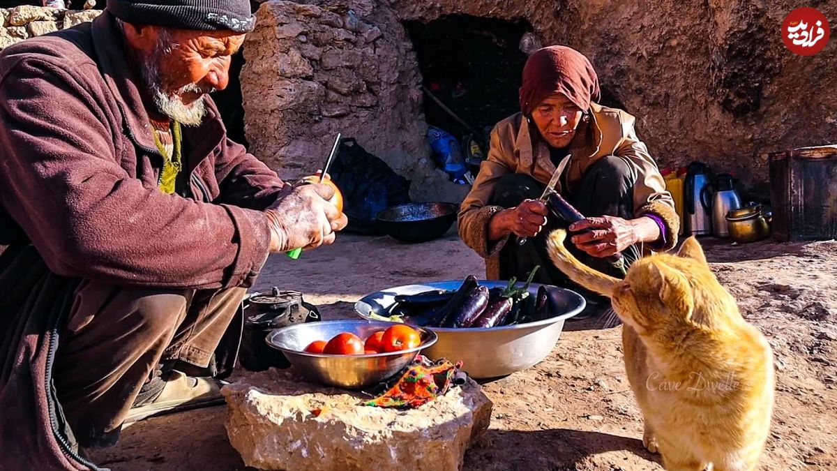 (ویدئو) پخت نان محلی و گوجه بادمجان ذغالی توسط زوج مسن غارنشین افغانستانی