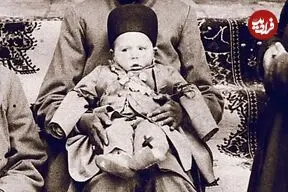عکس| سفر زمان؛ شازدۀ خردسال قاجاری در آغوش بردۀ سیاهپوستش