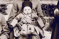عکس| سفر زمان؛ شازدۀ خردسال قاجاری در آغوش بردۀ سیاهپوستش