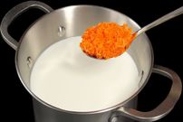 ببینید؛ طرز تهیه پنیر با یک لیتر شیر و یک عدد هویج