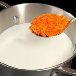 ببینید؛ طرز تهیه پنیر با یک لیتر شیر و یک عدد هویج