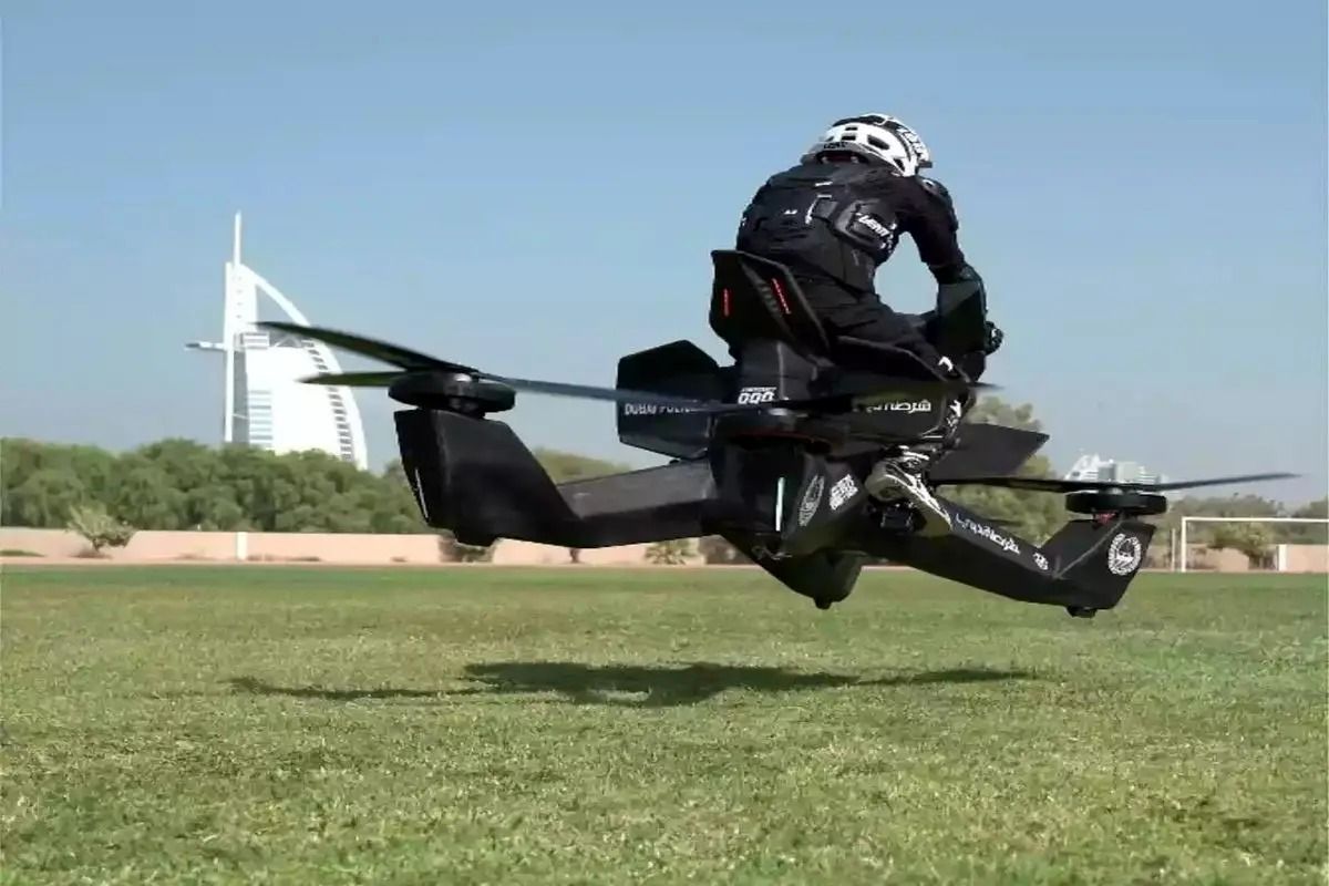 (ویدئو) جادوی مهندسی؛ تبدیل موتورسیکلت به بالگرد مقابل چشم مردم!