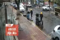 (ویدئو) خوش‌شانسی دو موتورسوار از سقوط درخت