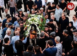 عکس؛ پیکر ایرج صغیری بر دوش بازیگران «قلندرخونه» بدرقه شد