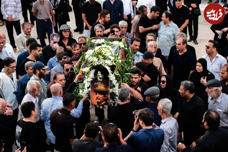 عکس؛ پیکر ایرج صغیری بر دوش بازیگران «قلندرخونه» بدرقه شد