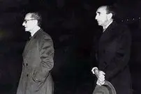 سفر در زمان؛ یادداشت‌های علم، چهارشنبه ۱۹ اردیبهشت ۱۳۵۲: شاه بعد از دیدن مدرسه‌ای که بچه روس‌ها در آنجا درس می‌خواندند گفت «به وزیر آموزش بگو از اینها یاد بگیرد»