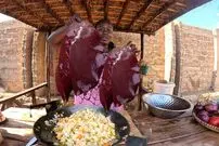 ببینید| غذای روستایی در کنیا؛ پخت یک غذای سنتی با جگر، برنج و سبزیجات