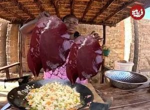 ببینید| غذای روستایی در کنیا؛ پخت یک غذای سنتی با جگر، برنج و سبزیجات