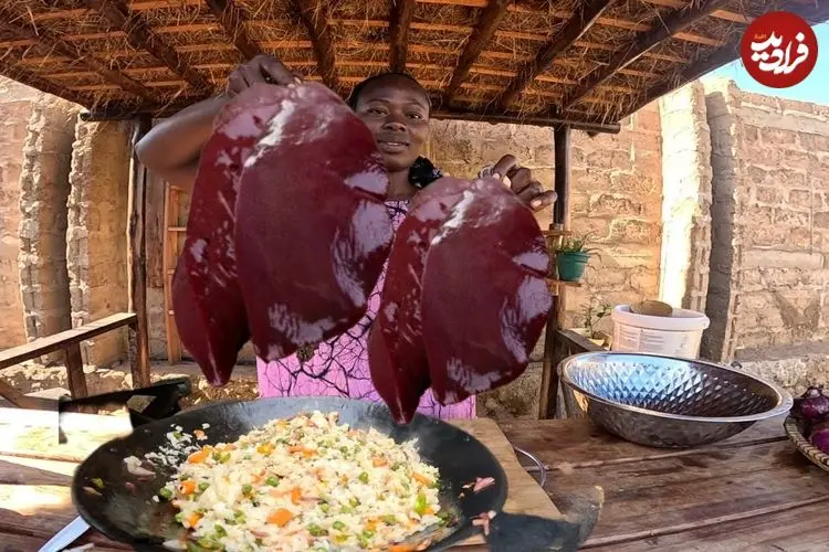 ببینید| غذای روستایی در کنیا؛ پخت یک غذای سنتی با جگر، برنج و سبزیجات