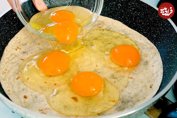 (ویدئو) پخت یک میان وعده آلمانی با تخم مرغ و نان تورتیلا 
