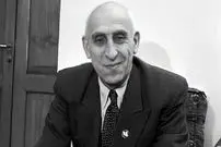 عکس| سفر در زمان؛ «محمد مصدق» در جمع عده‌ای از همکاران و خبرنگاران؛ سال 1330