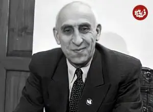 عکس| سفر در زمان؛ «محمد مصدق» در جمع عده‌ای از همکاران و خبرنگاران؛ سال 1330