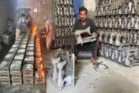 ببینید| فرآیند تولید چرخ خیاطی به روش سنتی در کارگاهی در پاکستان