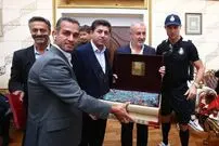 ( عکس) فرار رونالدو از مردم با کمک آسانسور