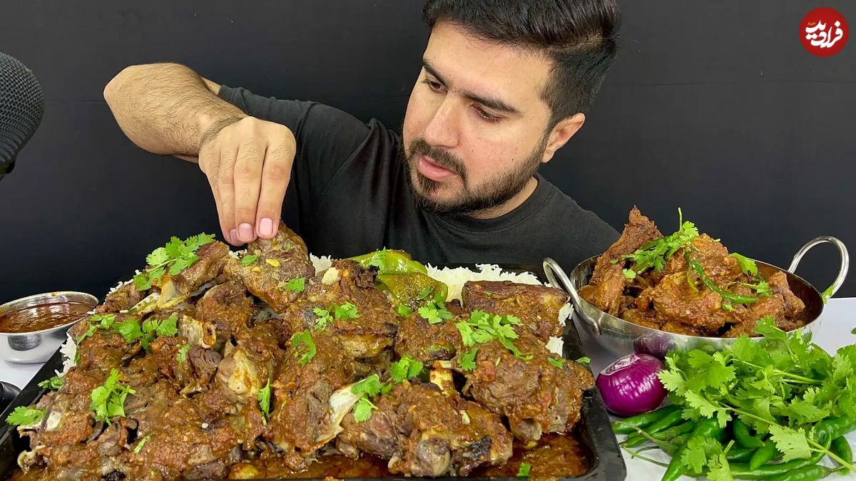 (ویدئو) غذا خوردن با صدا؛ خوردن 4 کیلوگرم گوشت و مرغ با برنج توسط جوان مشهور پاکستانی